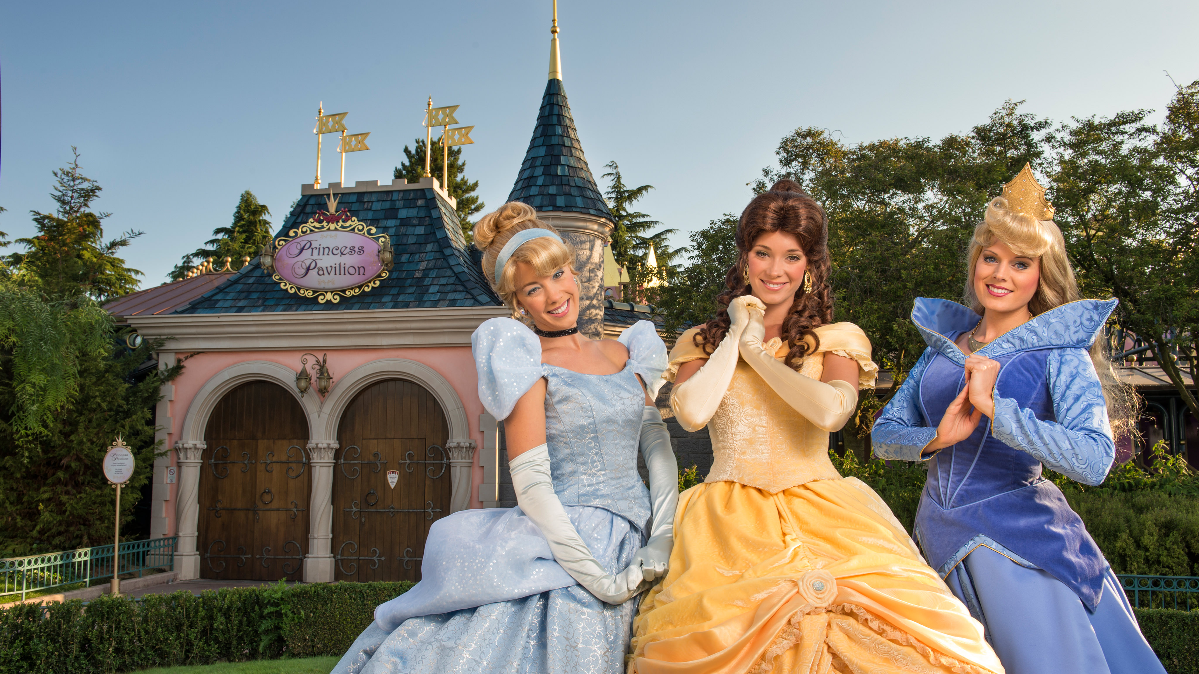 La princesse Belle dans sa nouvelle robe dans les Parcs Disney