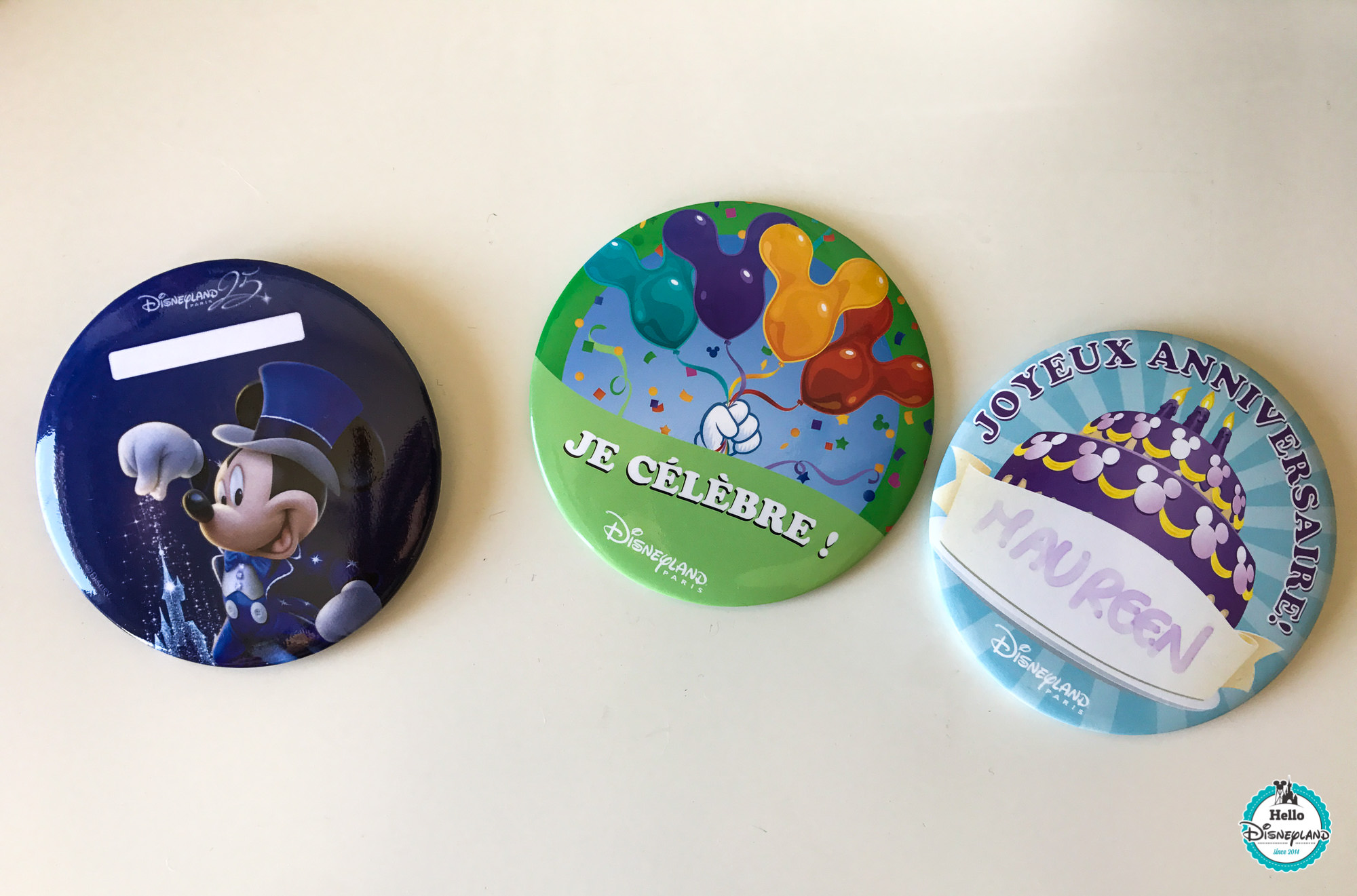 Ou Trouver Les Badges Anniversaire Et Celebration A Disneyland Paris Hello Disneyland